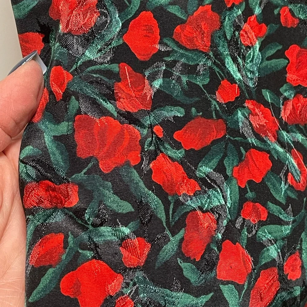 🌹 Leslie Fay Size 8 Black Red Green Floral Textured Midi Skirt 28 W 27 L Y2K - Picture 3 of 8